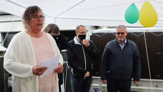 Leder Lene Mouritsen holdt en kort tale til markeringen af den store indsats for arbejdsmiljøet på Bjergbo.